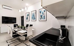 Quiet Very Central & Stylish Apt